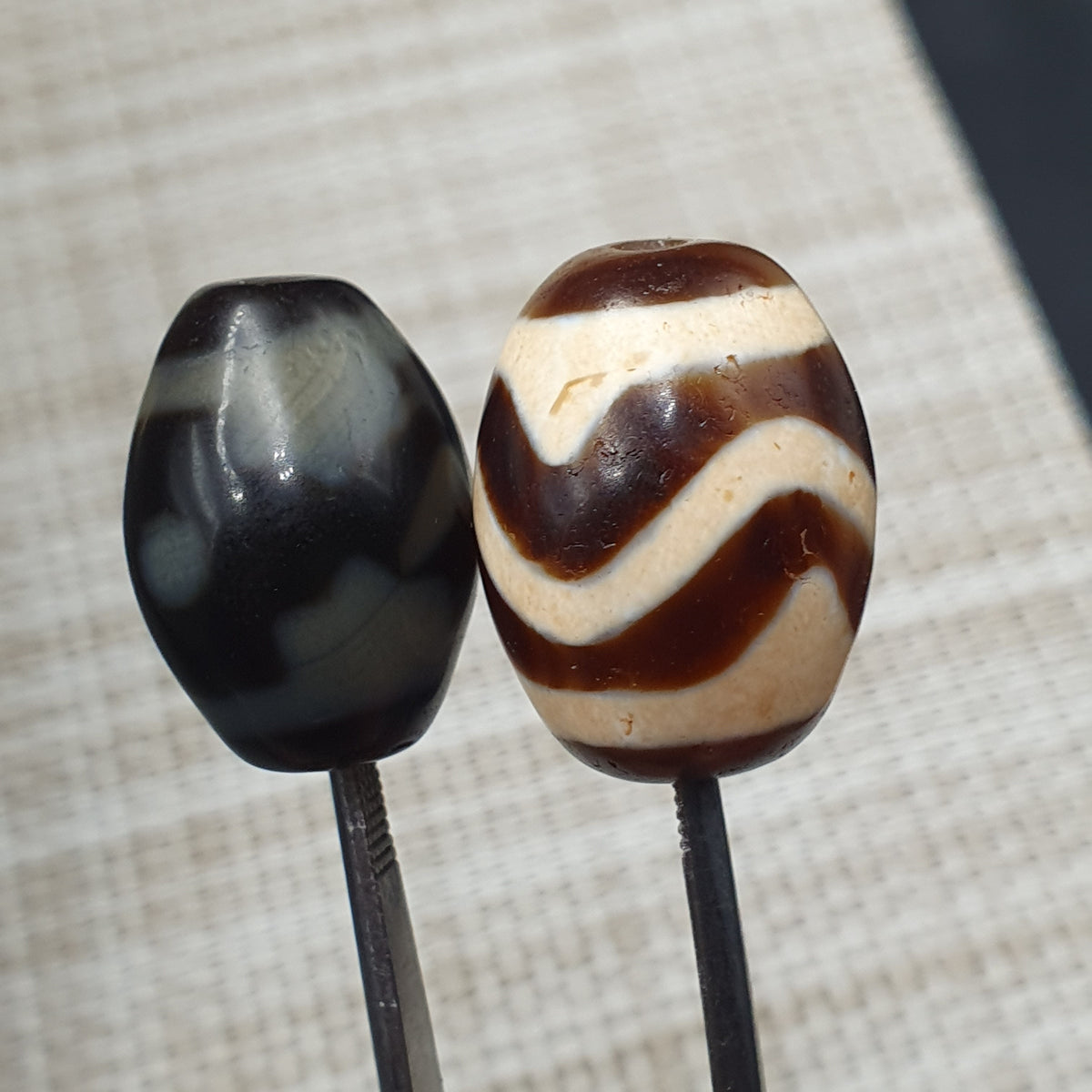 Lot de 2 agates tibétaines de l'Himalaya à motif zigzag et yeux vintage