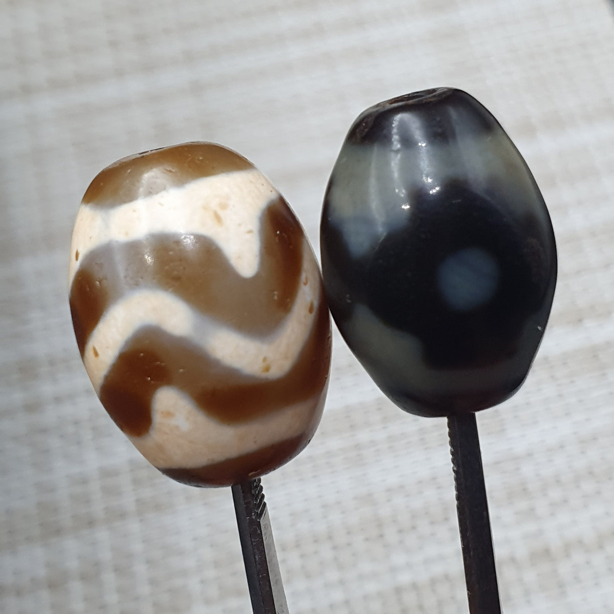 Lot de 2 agates tibétaines de l'Himalaya à motif zigzag et yeux vintage
