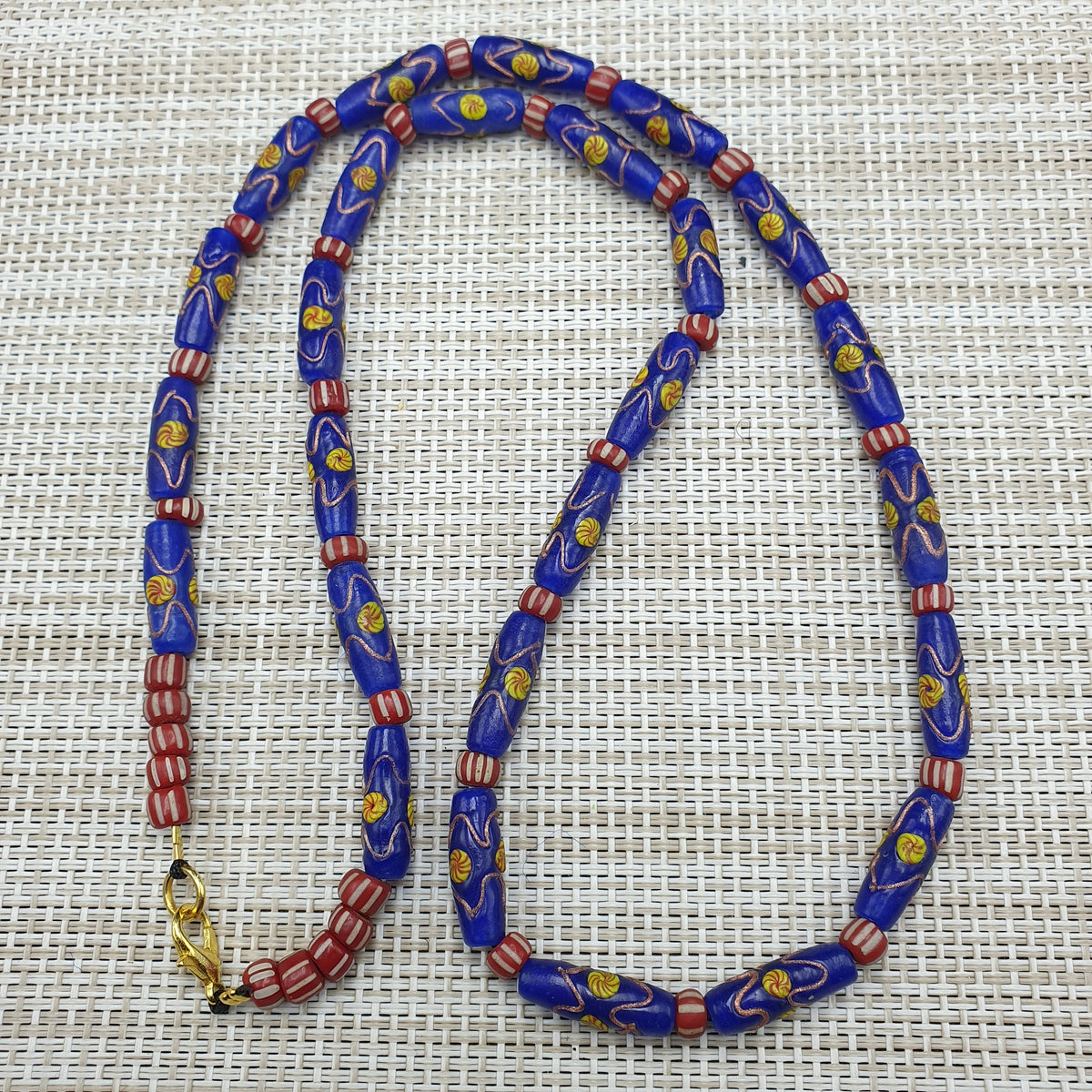 Collier de perles de verre vintage bleues à motif floral de style vénitien