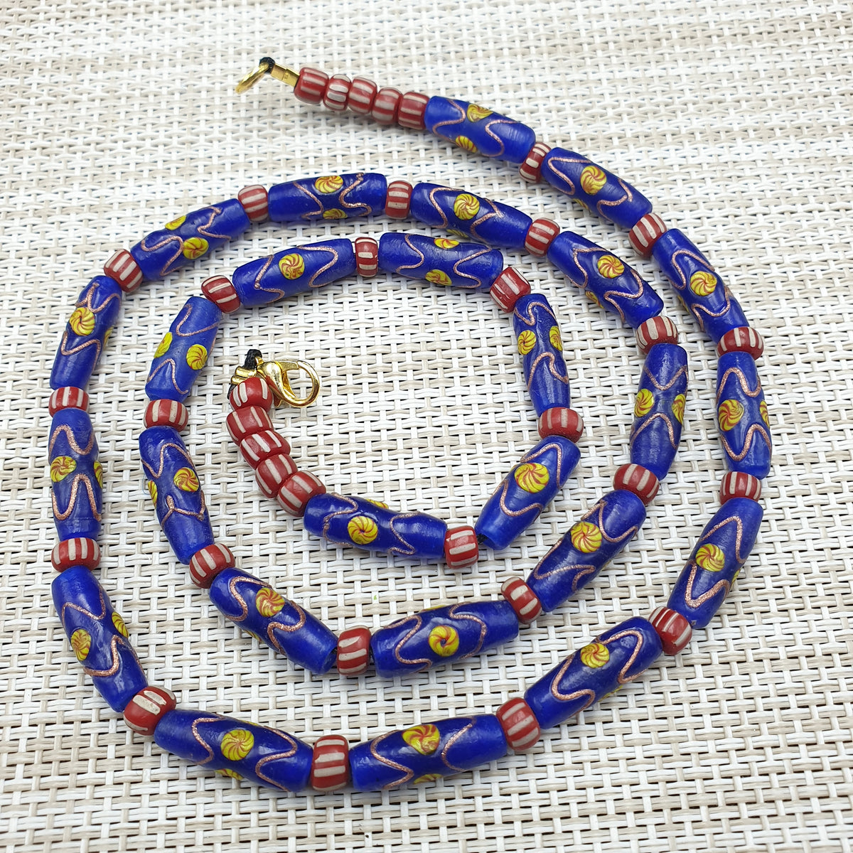 Collier de perles de verre vintage bleues à motif floral de style vénitien