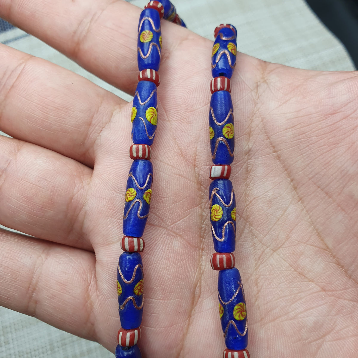 Collier de perles de verre vintage bleues à motif floral de style vénitien