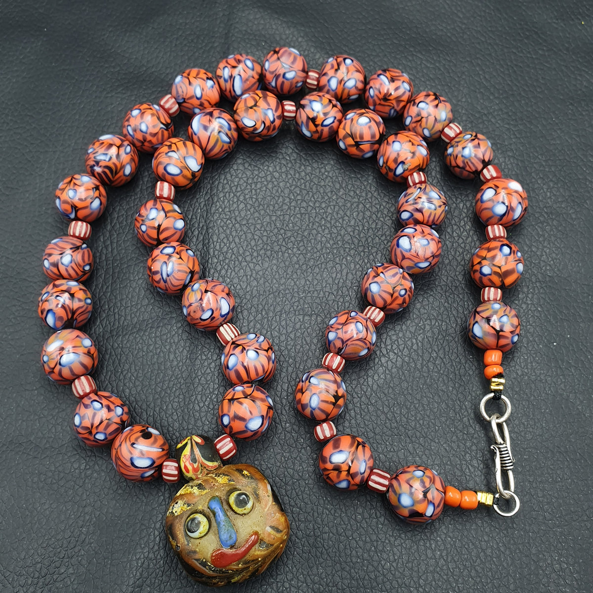 Collier avec pendentif en verre à œil et visage vieilli, style vénitien vintage