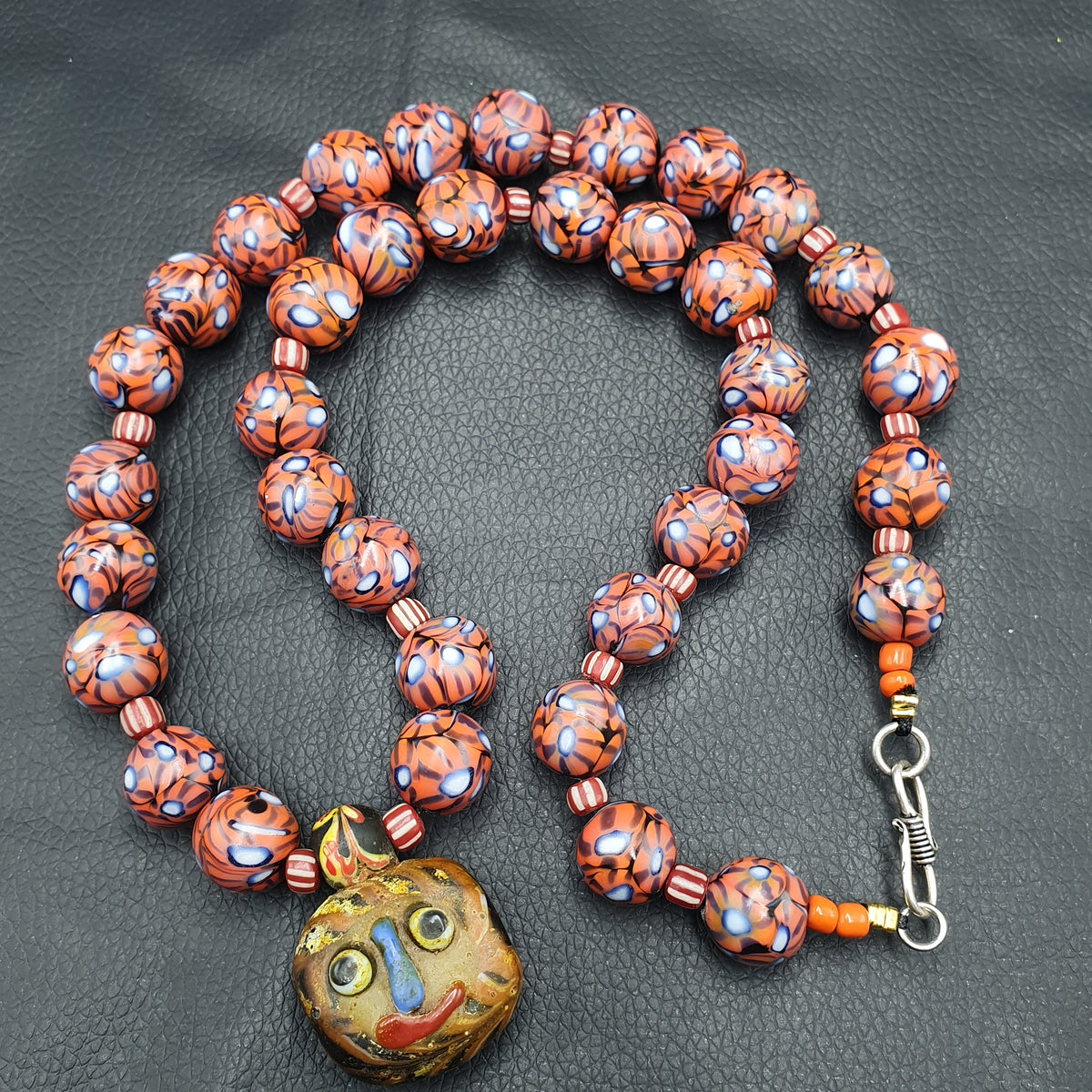 Collier avec pendentif en verre à œil et visage vieilli, style vénitien vintage