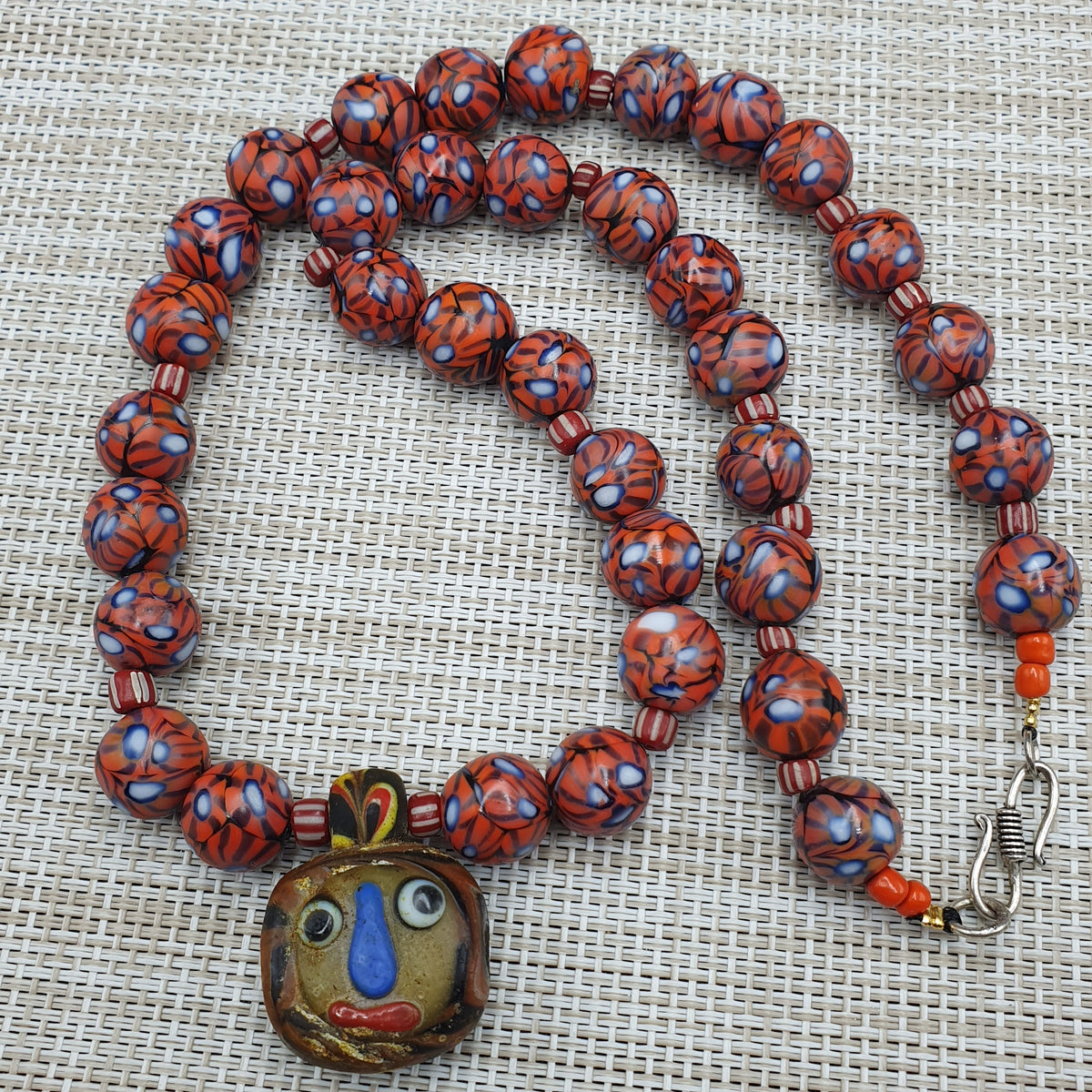 Collier avec pendentif en verre à œil et visage vieilli, style vénitien vintage