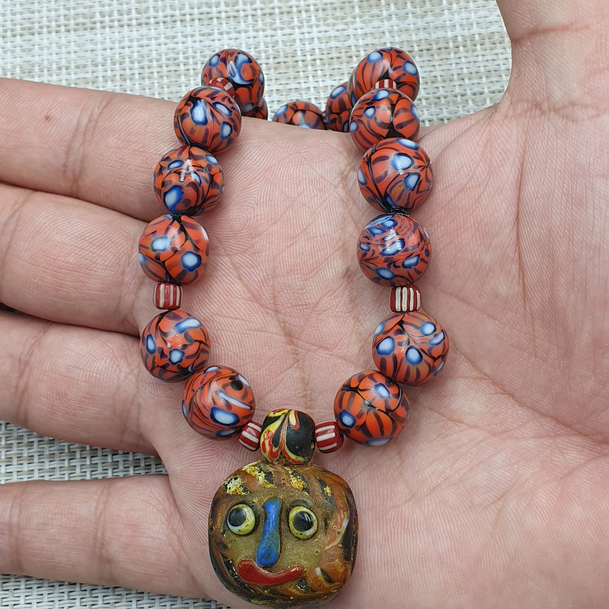 Collier avec pendentif en verre à œil et visage vieilli, style vénitien vintage