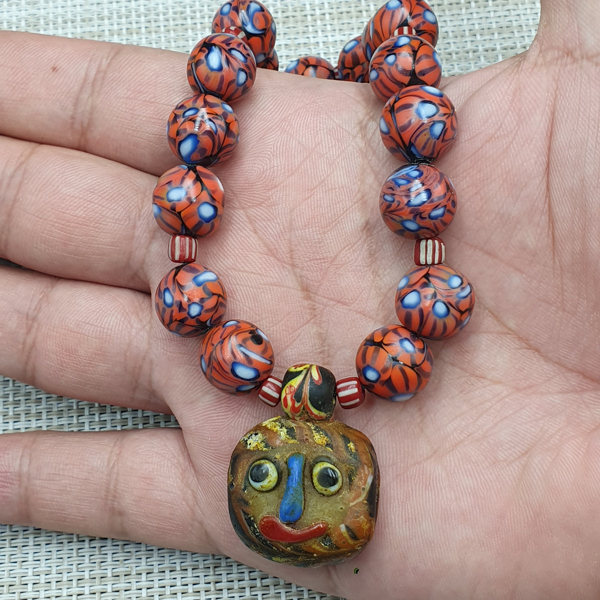 Collier avec pendentif en verre à œil et visage vieilli, style vénitien vintage