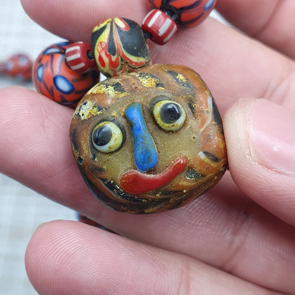 Collier avec pendentif en verre à œil et visage vieilli, style vénitien vintage