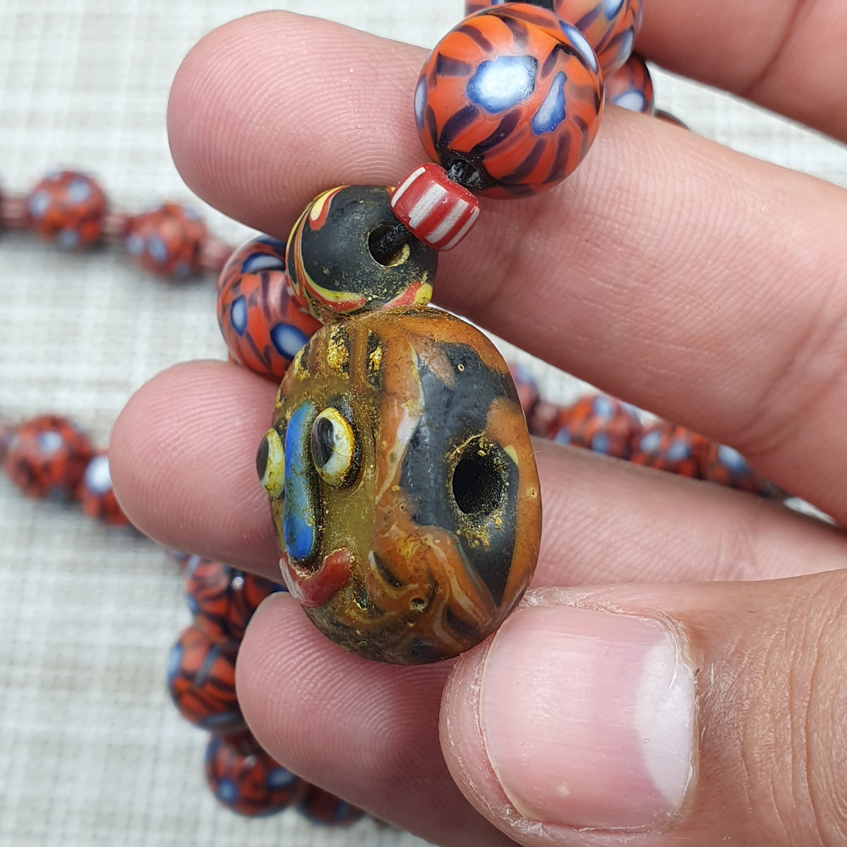 Collier avec pendentif en verre à œil et visage vieilli, style vénitien vintage