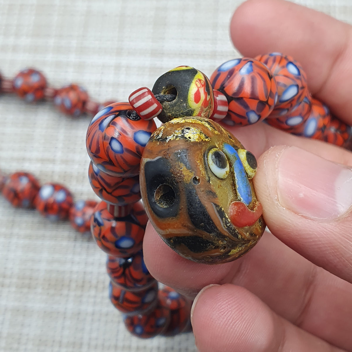 Collier avec pendentif en verre à œil et visage vieilli, style vénitien vintage