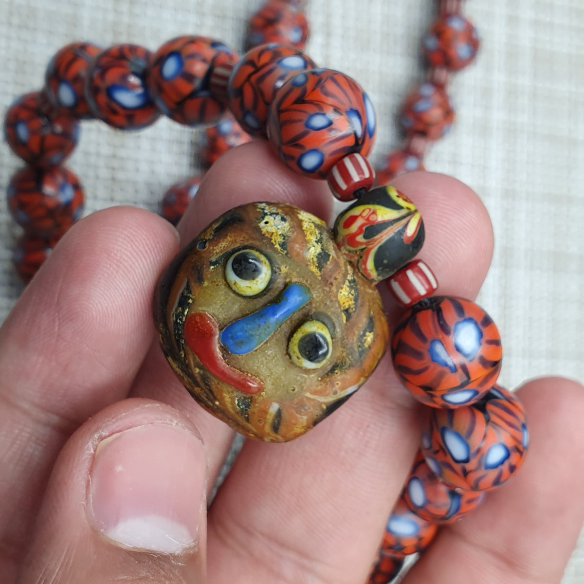 Collier avec pendentif en verre à œil et visage vieilli, style vénitien vintage
