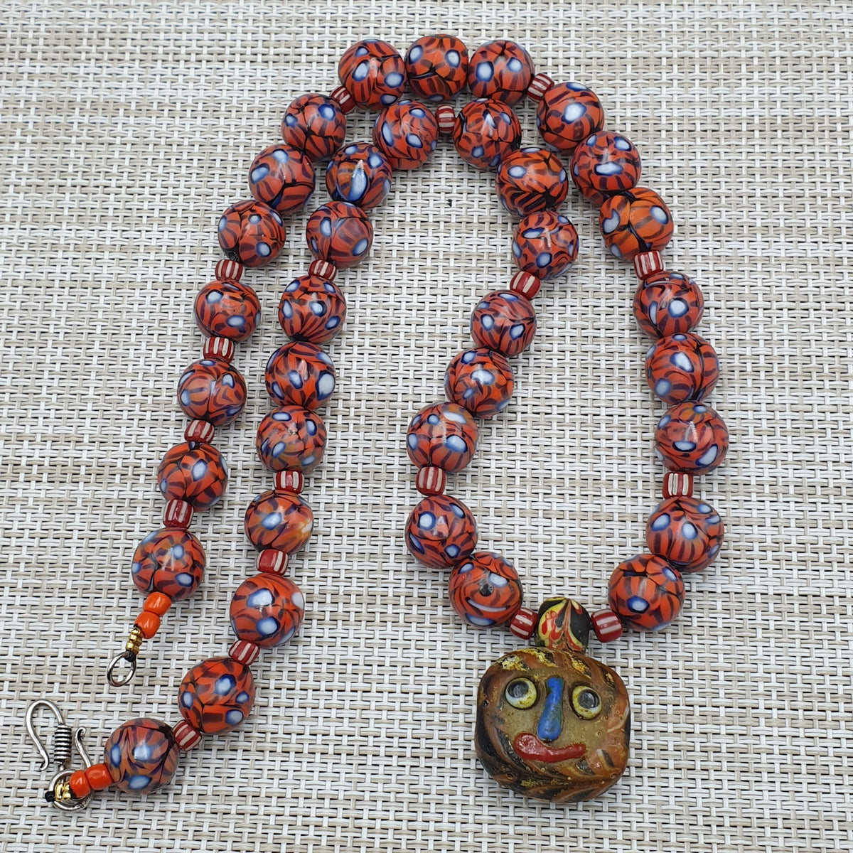 Collier avec pendentif en verre à œil et visage vieilli, style vénitien vintage