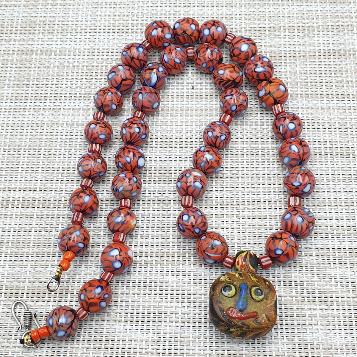 Collier avec pendentif en verre à œil et visage vieilli, style vénitien vintage