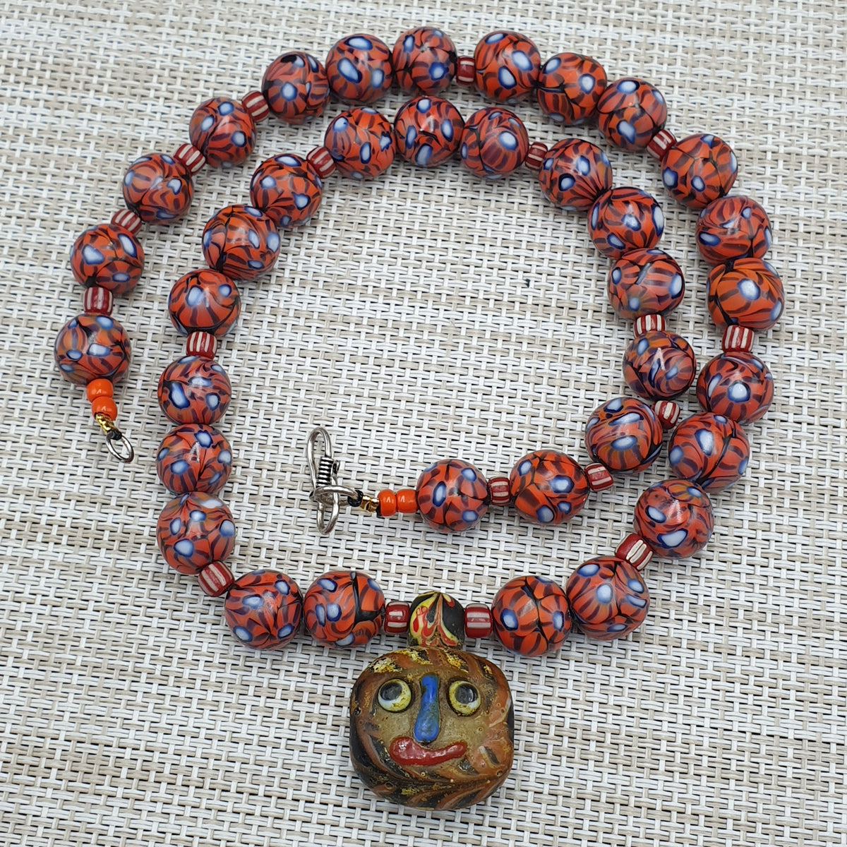 Collier avec pendentif en verre à œil et visage vieilli, style vénitien vintage