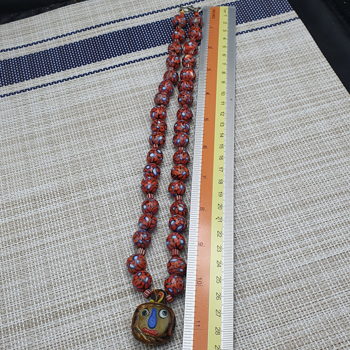 Collier avec pendentif en verre à œil et visage vieilli, style vénitien vintage