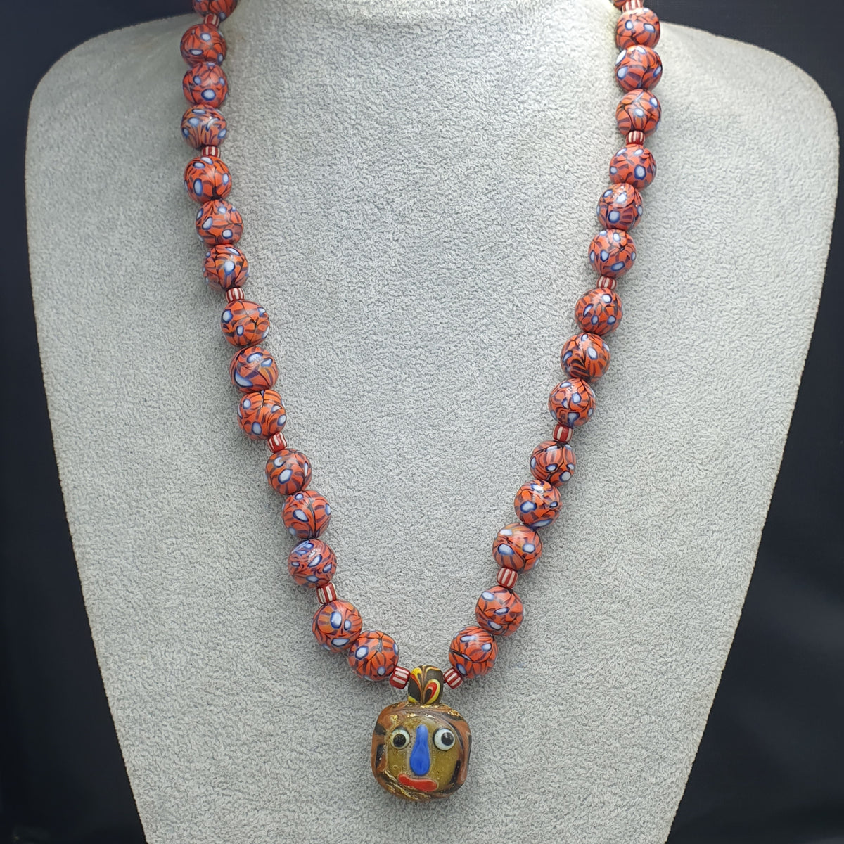 Collier avec pendentif en verre à œil et visage vieilli, style vénitien vintage
