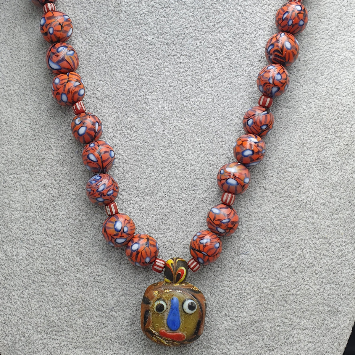 Collier avec pendentif en verre à œil et visage vieilli, style vénitien vintage