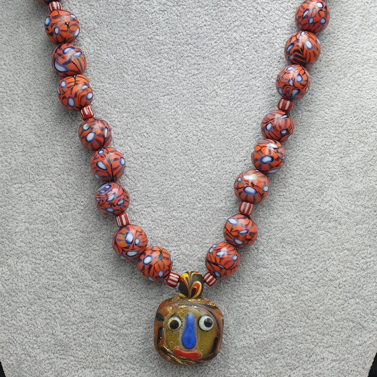 Collier avec pendentif en verre à œil et visage vieilli, style vénitien vintage