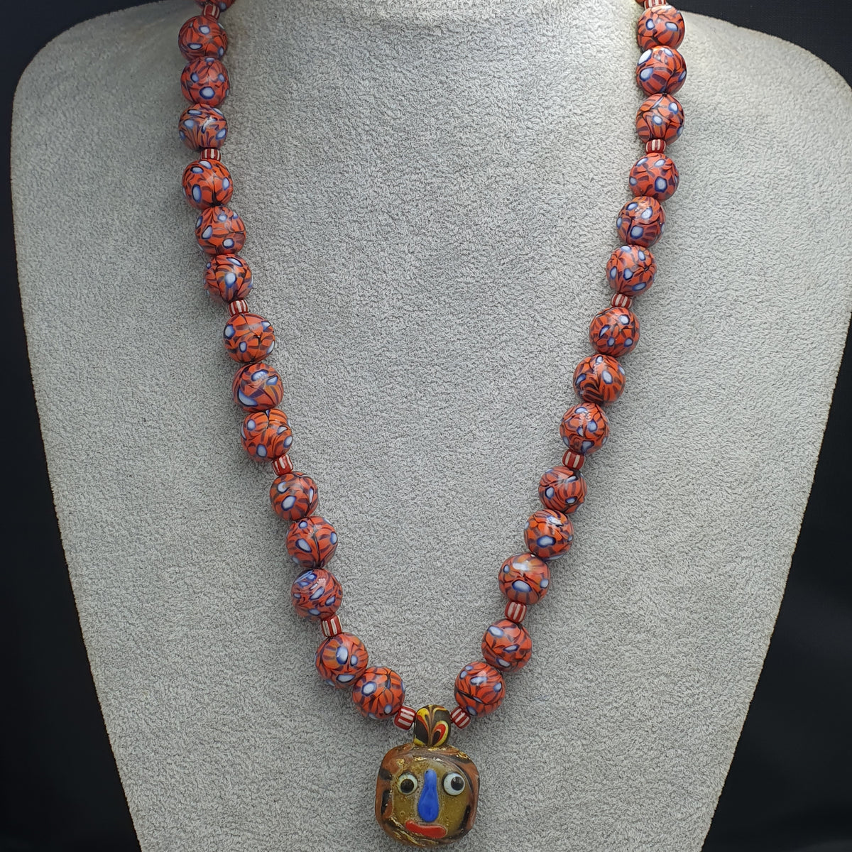 Collier avec pendentif en verre à œil et visage vieilli, style vénitien vintage