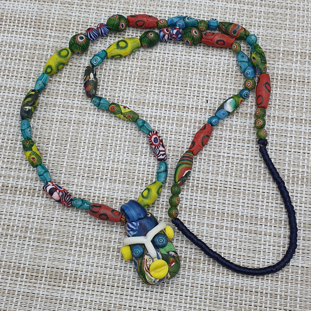 Collier Pendentif Ancien en Verre de Style Africain Vénitien avec Visage en Verre Ancien