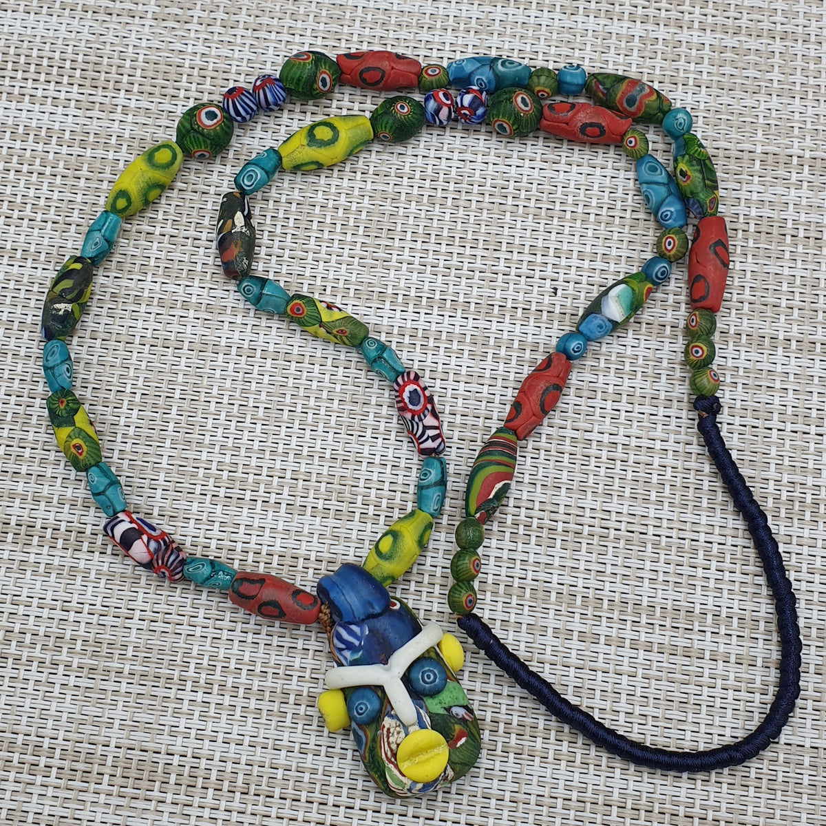 Collier Pendentif Ancien en Verre de Style Africain Vénitien avec Visage en Verre Ancien