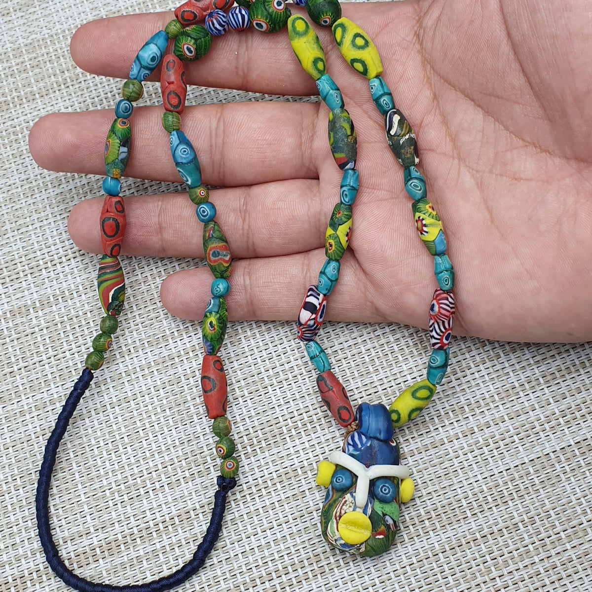 Collier Pendentif Ancien en Verre de Style Africain Vénitien avec Visage en Verre Ancien