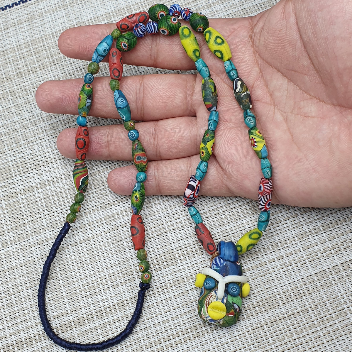 Collier Pendentif Ancien en Verre de Style Africain Vénitien avec Visage en Verre Ancien