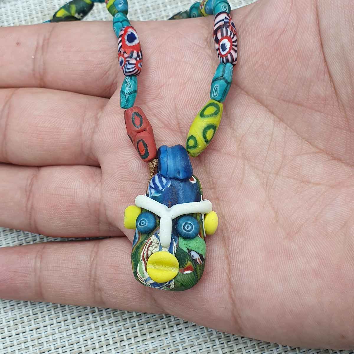 Collier Pendentif Ancien en Verre de Style Africain Vénitien avec Visage en Verre Ancien