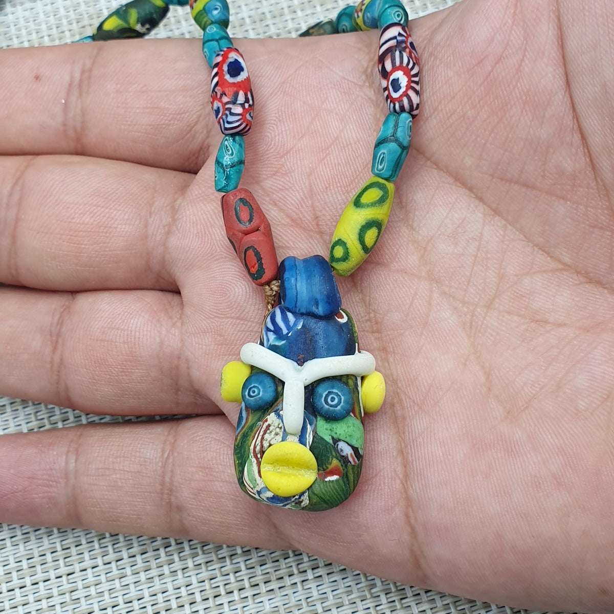 Collier Pendentif Ancien en Verre de Style Africain Vénitien avec Visage en Verre Ancien