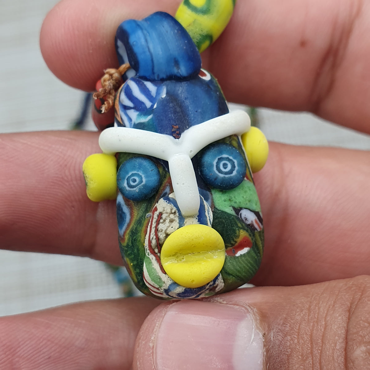 Collier Pendentif Ancien en Verre de Style Africain Vénitien avec Visage en Verre Ancien