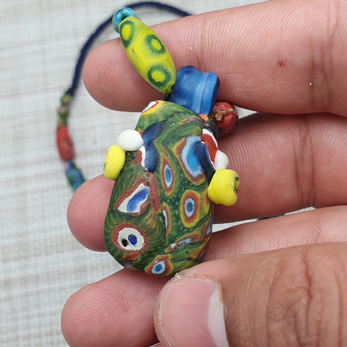 Collier Pendentif Ancien en Verre de Style Africain Vénitien avec Visage en Verre Ancien