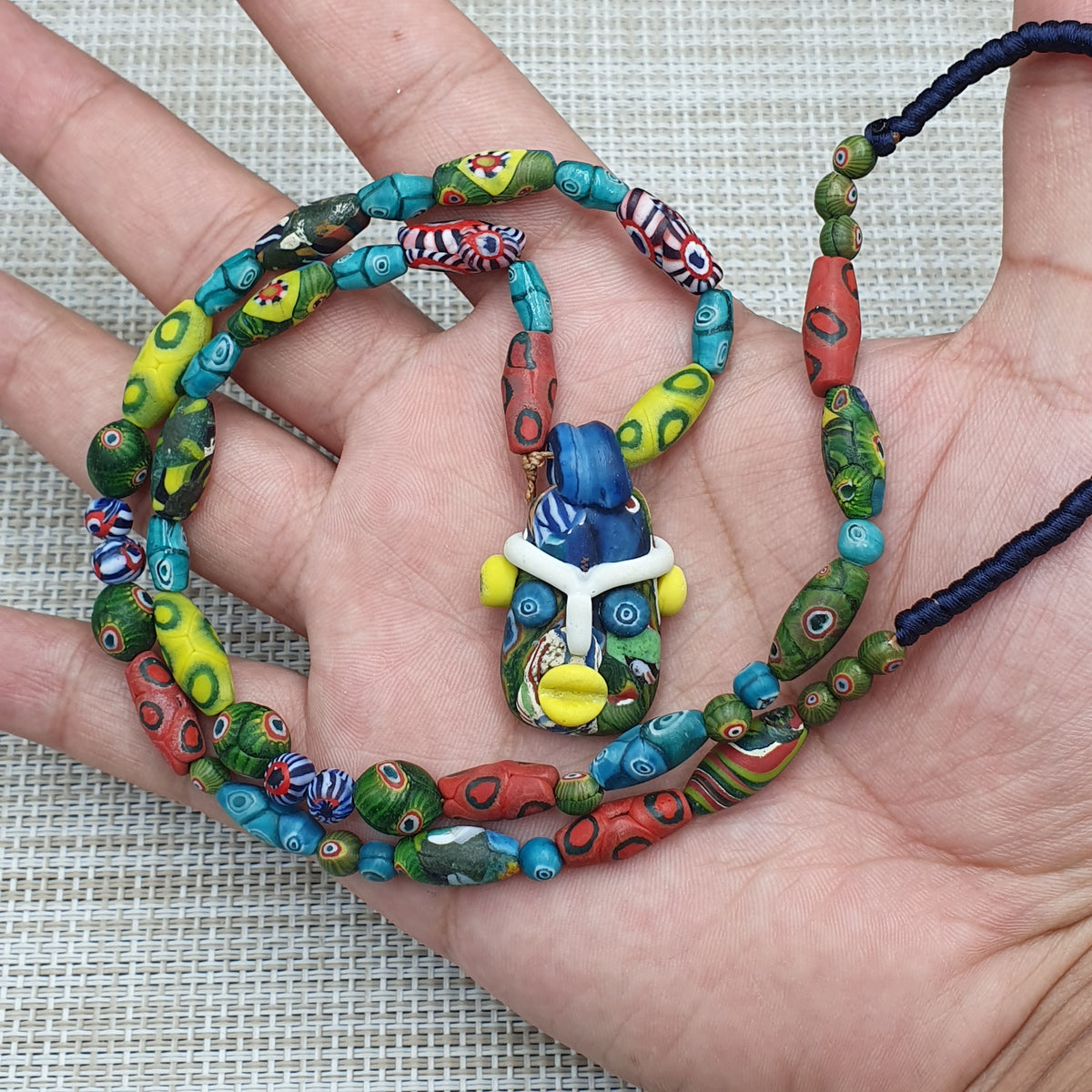 Collier Pendentif Ancien en Verre de Style Africain Vénitien avec Visage en Verre Ancien