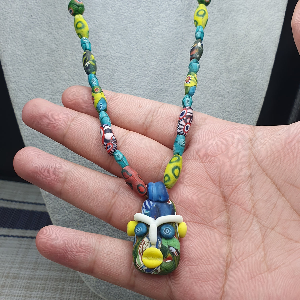 Collier Pendentif Ancien en Verre de Style Africain Vénitien avec Visage en Verre Ancien
