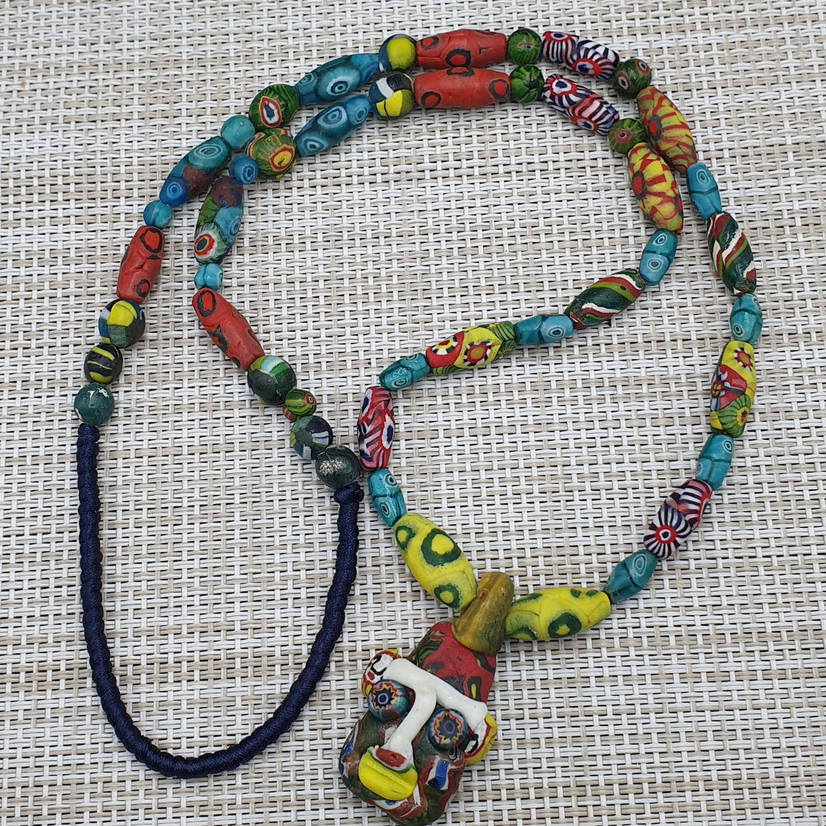Collier avec pendentif en verre antique vénitien de style africain et verre ancien