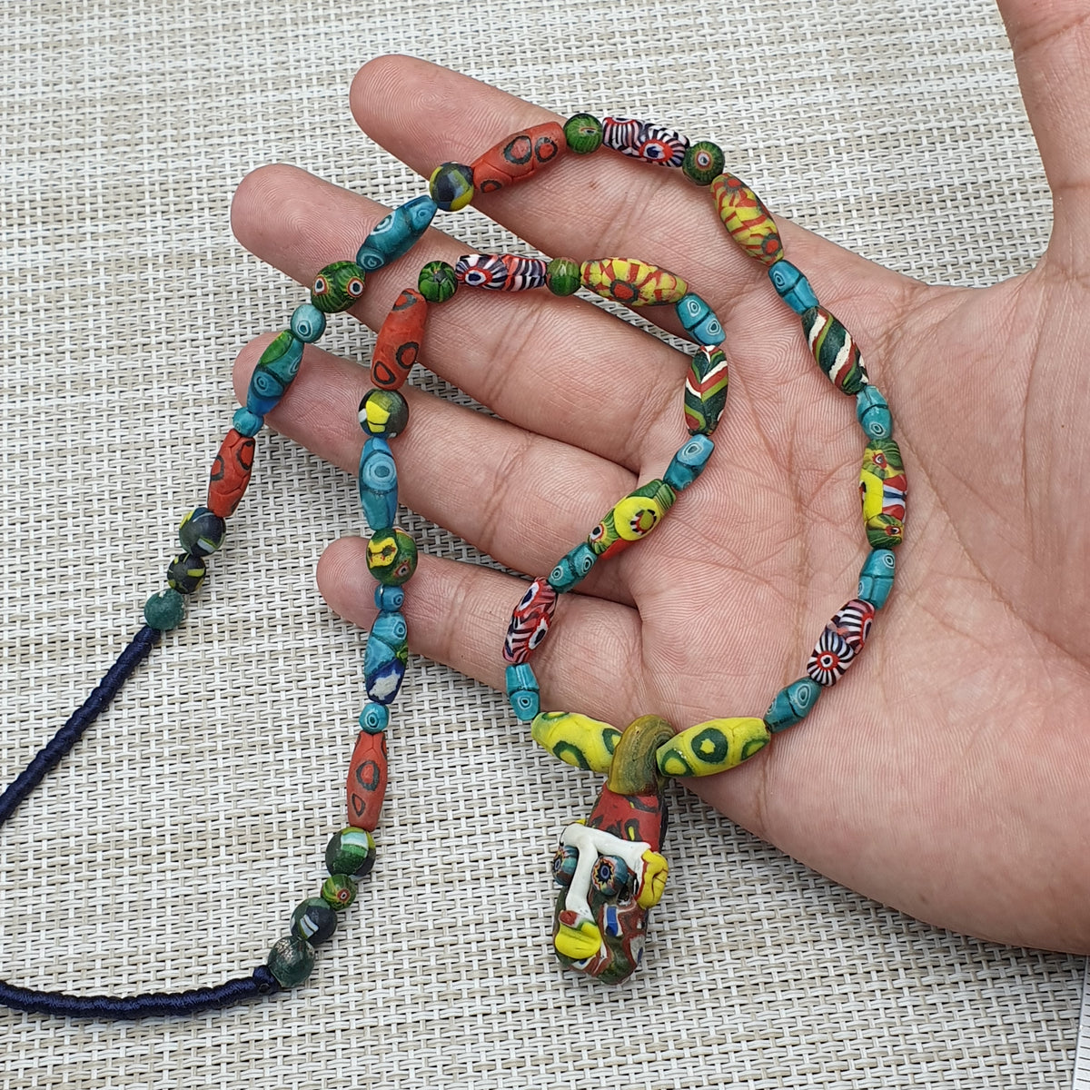 Collier avec pendentif en verre antique vénitien de style africain et verre ancien