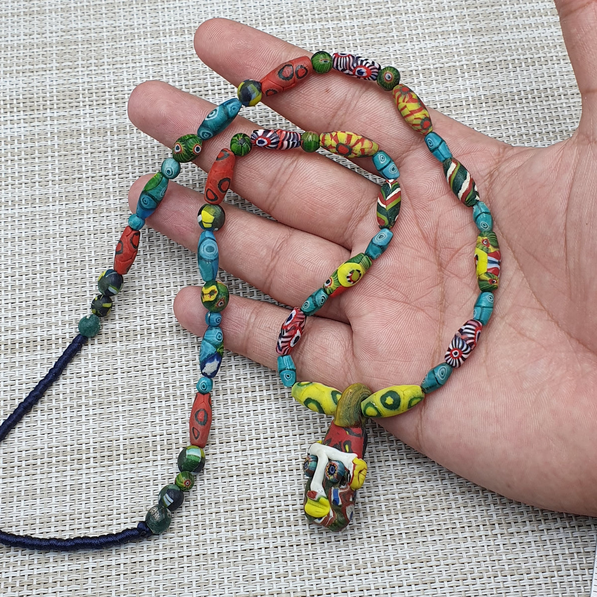 Collier avec pendentif en verre antique vénitien de style africain et verre ancien