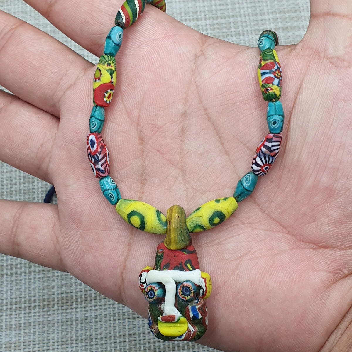 Collier avec pendentif en verre antique vénitien de style africain et verre ancien