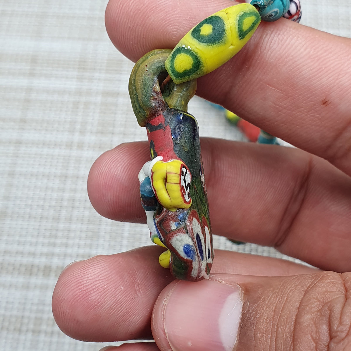 Collier avec pendentif en verre antique vénitien de style africain et verre ancien