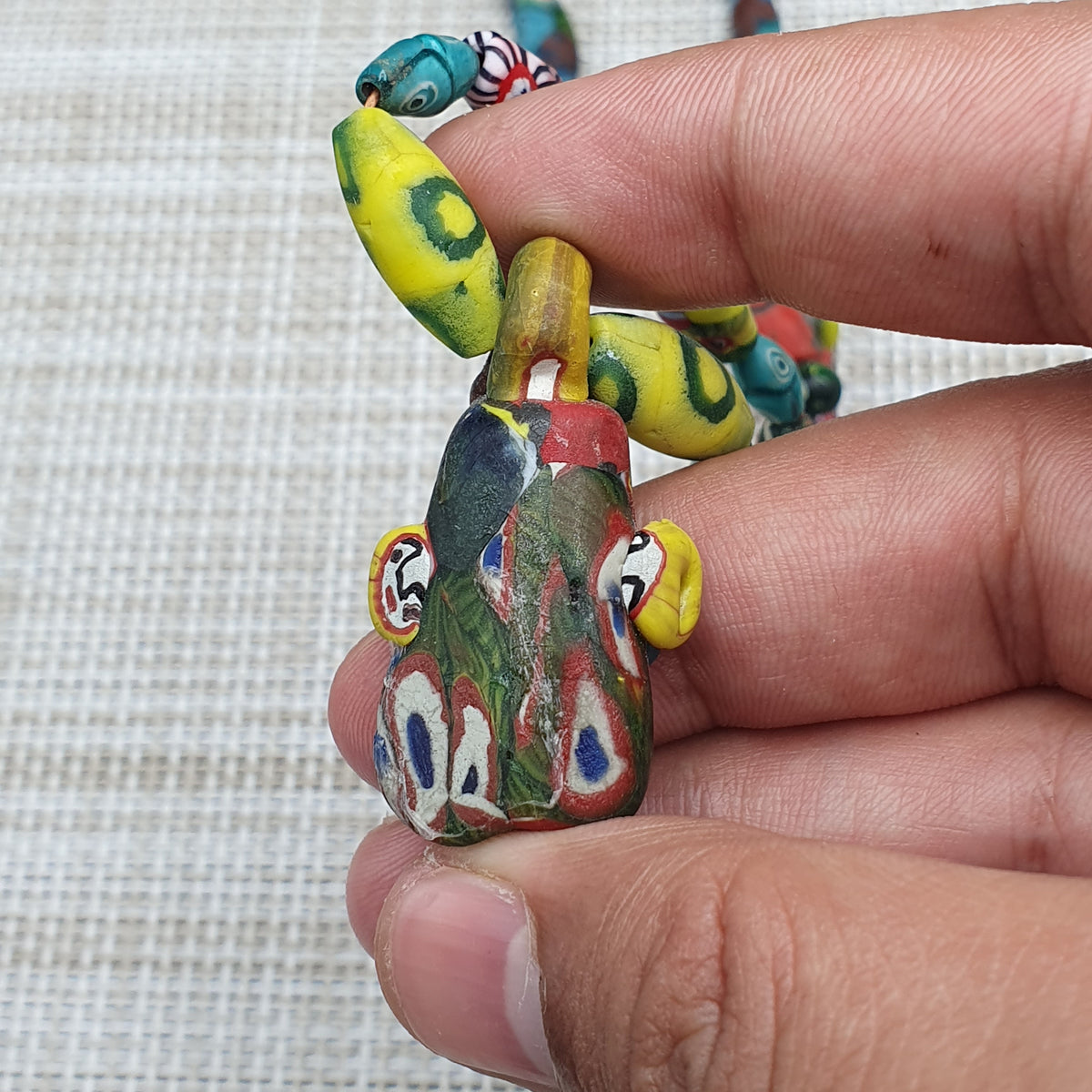 Collier avec pendentif en verre antique vénitien de style africain et verre ancien