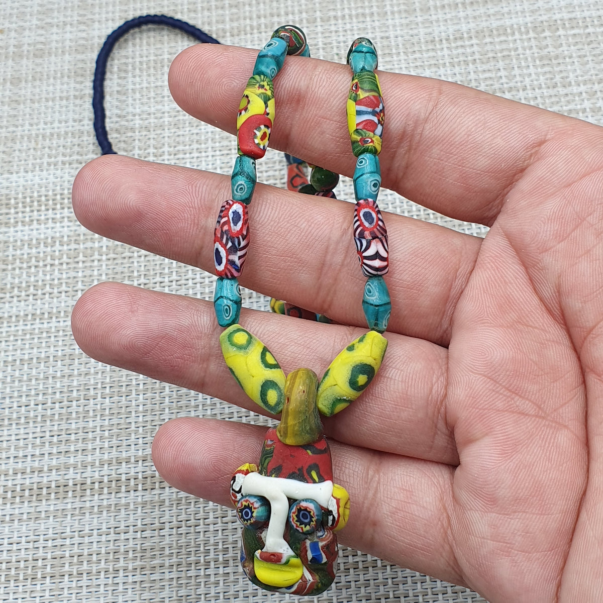 Collier avec pendentif en verre antique vénitien de style africain et verre ancien