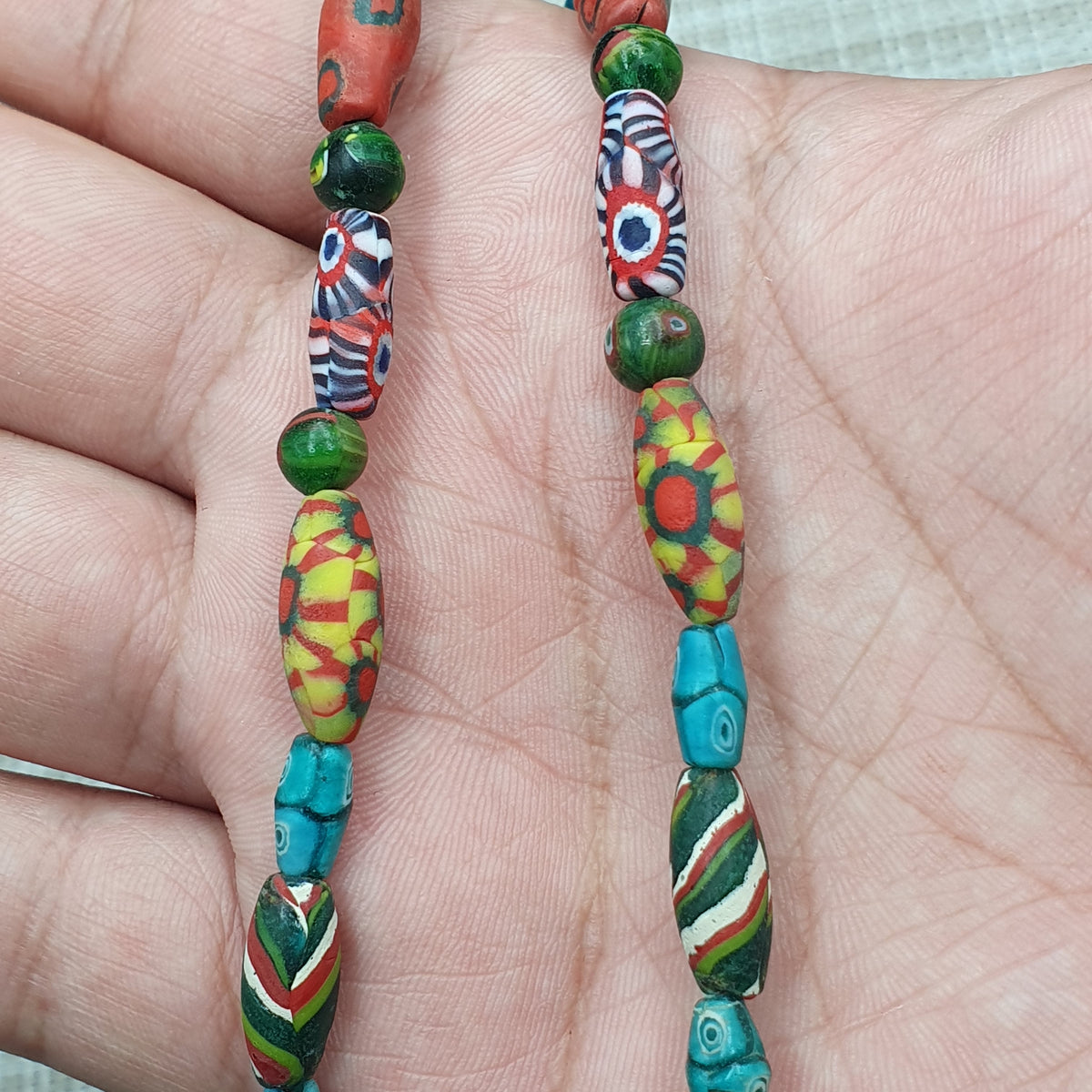 Collier avec pendentif en verre antique vénitien de style africain et verre ancien