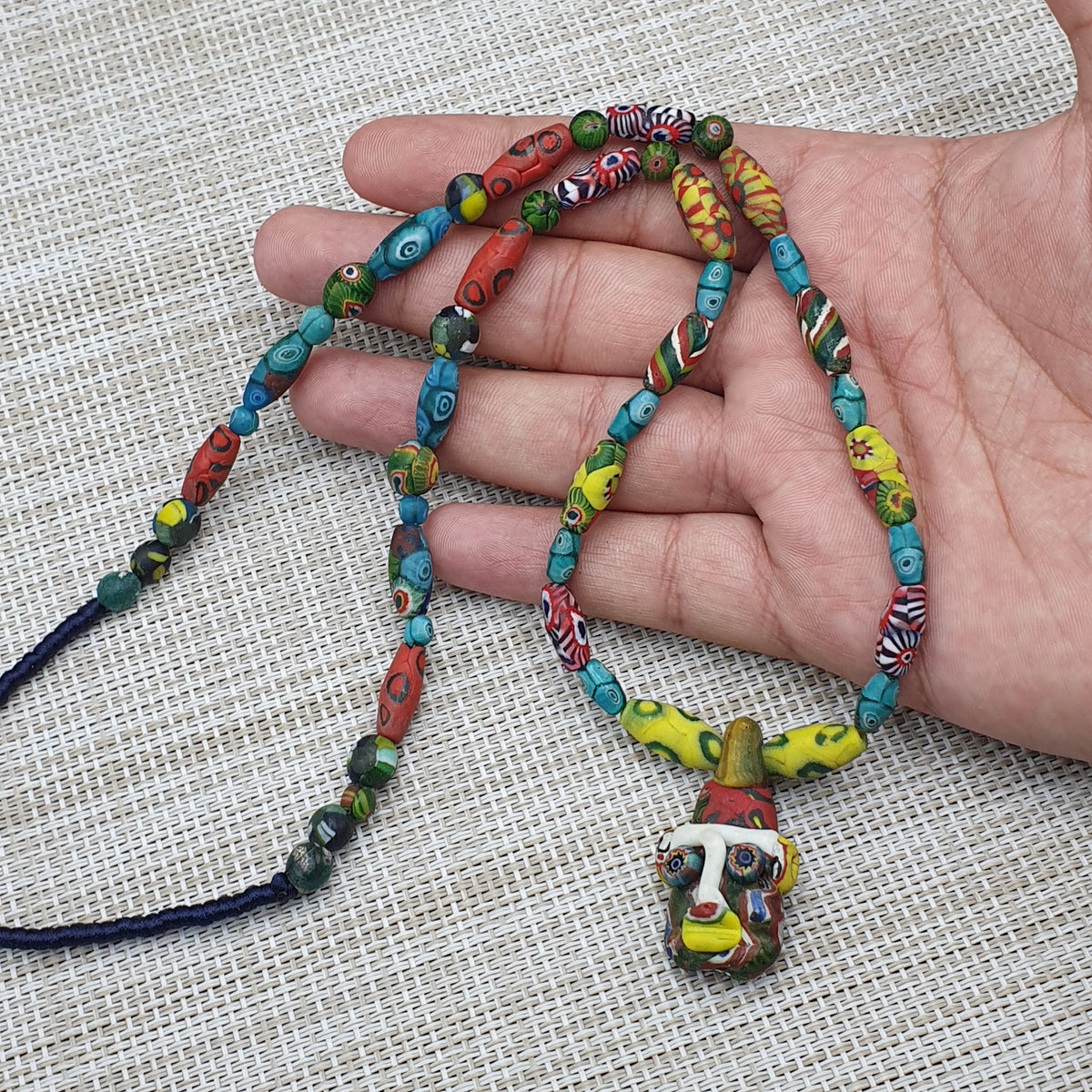 Collier avec pendentif en verre antique vénitien de style africain et verre ancien