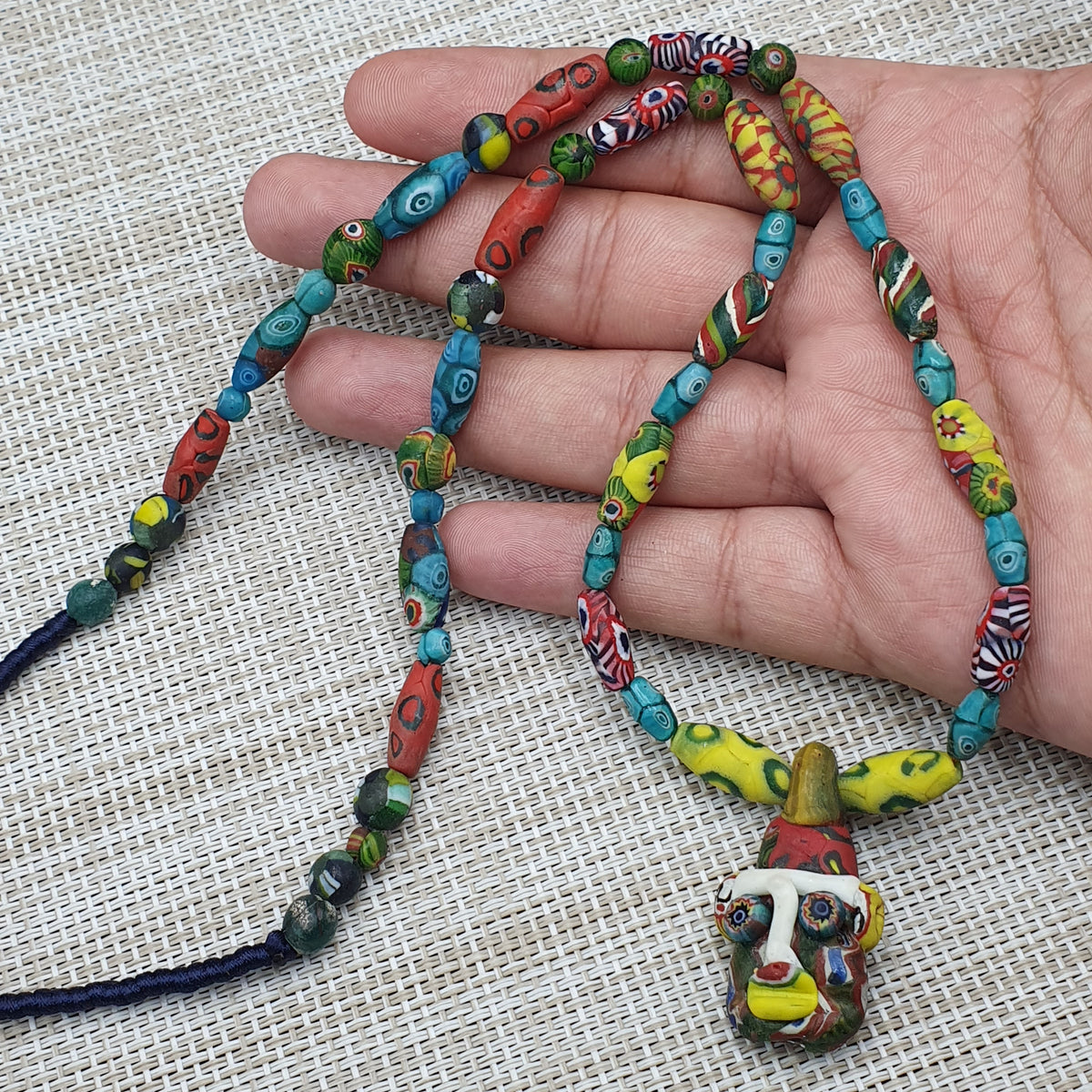 Collier avec pendentif en verre antique vénitien de style africain et verre ancien