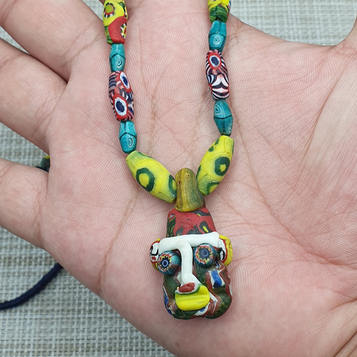 Collier avec pendentif en verre antique vénitien de style africain et verre ancien