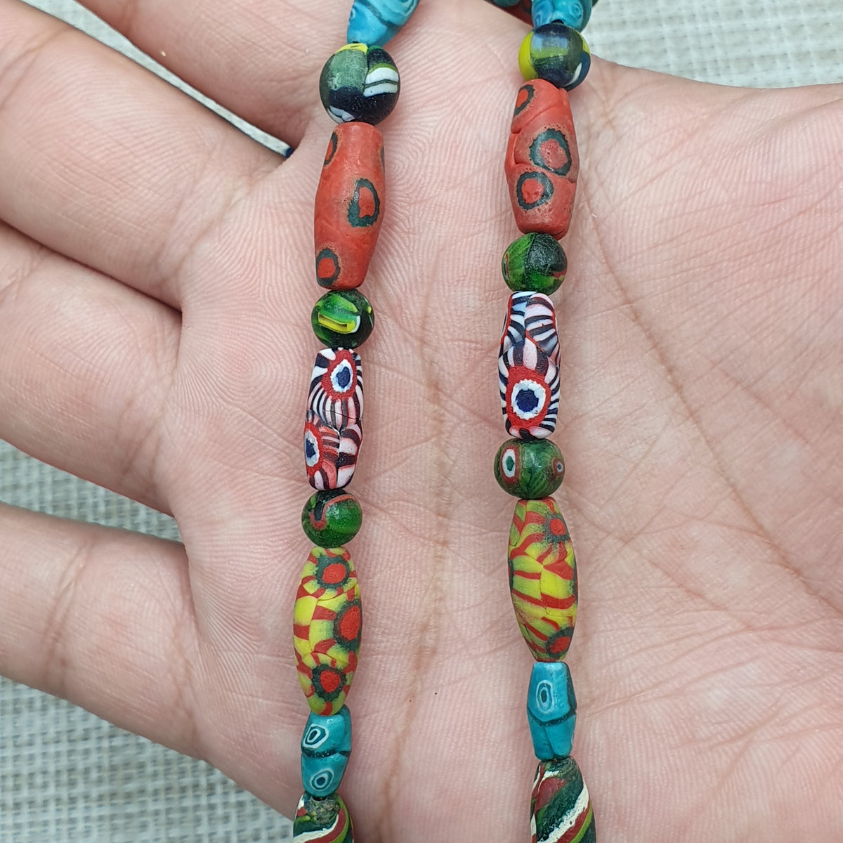 Collier avec pendentif en verre antique vénitien de style africain et verre ancien