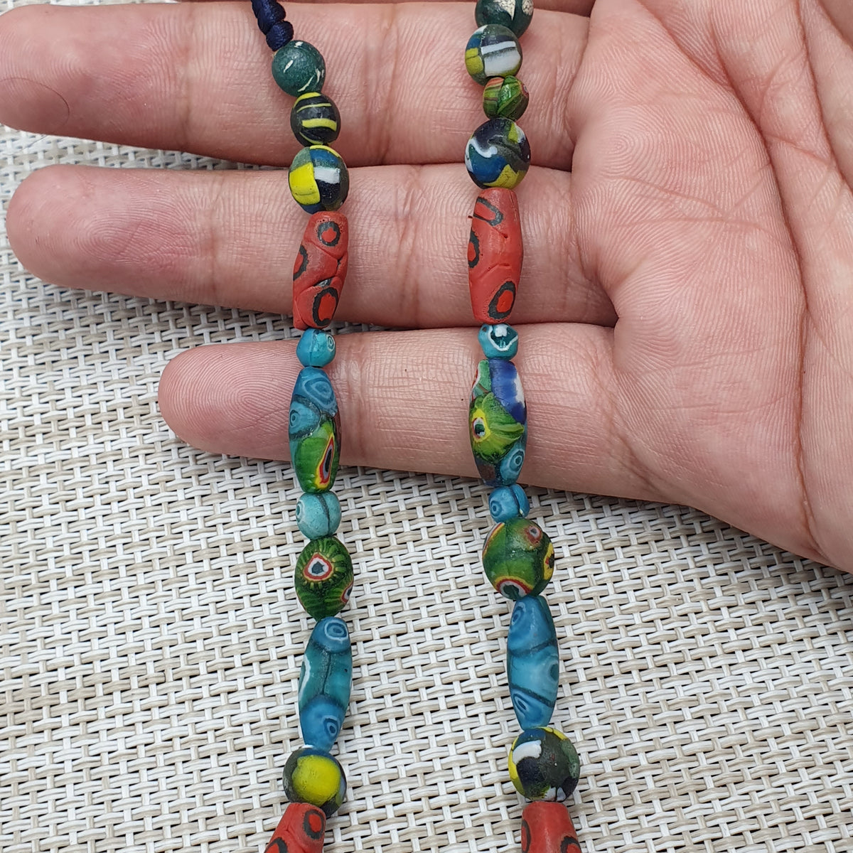 Collier avec pendentif en verre antique vénitien de style africain et verre ancien