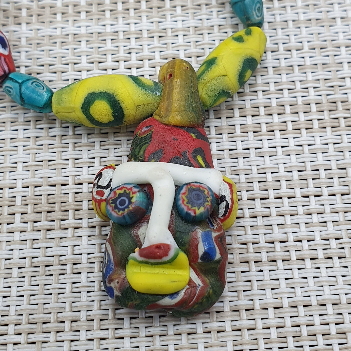 Collier avec pendentif en verre antique vénitien de style africain et verre ancien