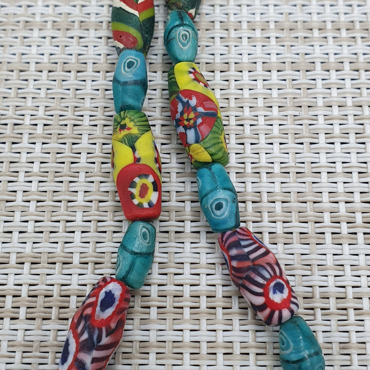 Collier avec pendentif en verre antique vénitien de style africain et verre ancien