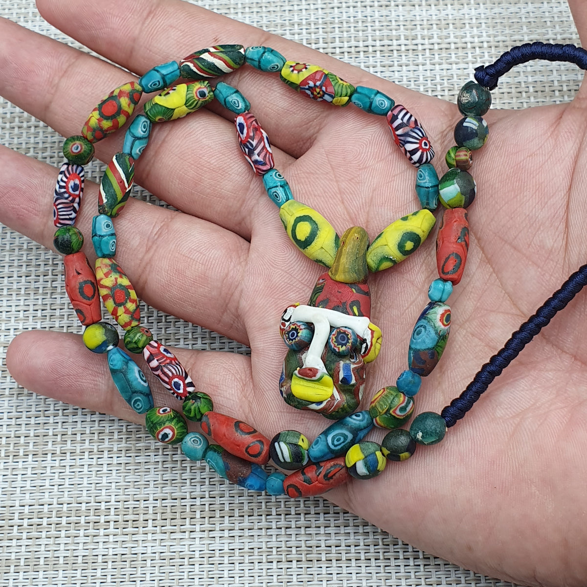 Collier avec pendentif en verre antique vénitien de style africain et verre ancien