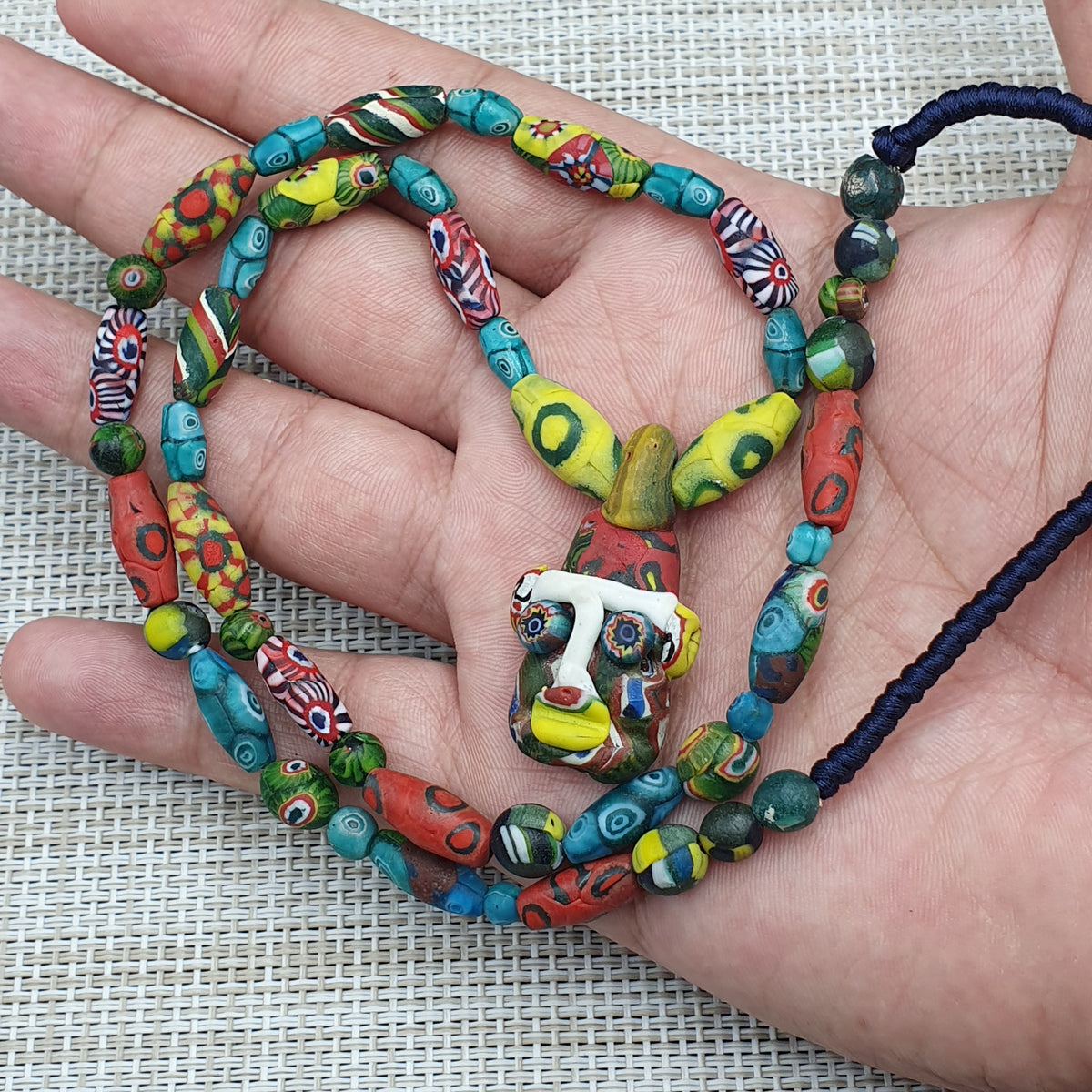 Collier avec pendentif en verre antique vénitien de style africain et verre ancien