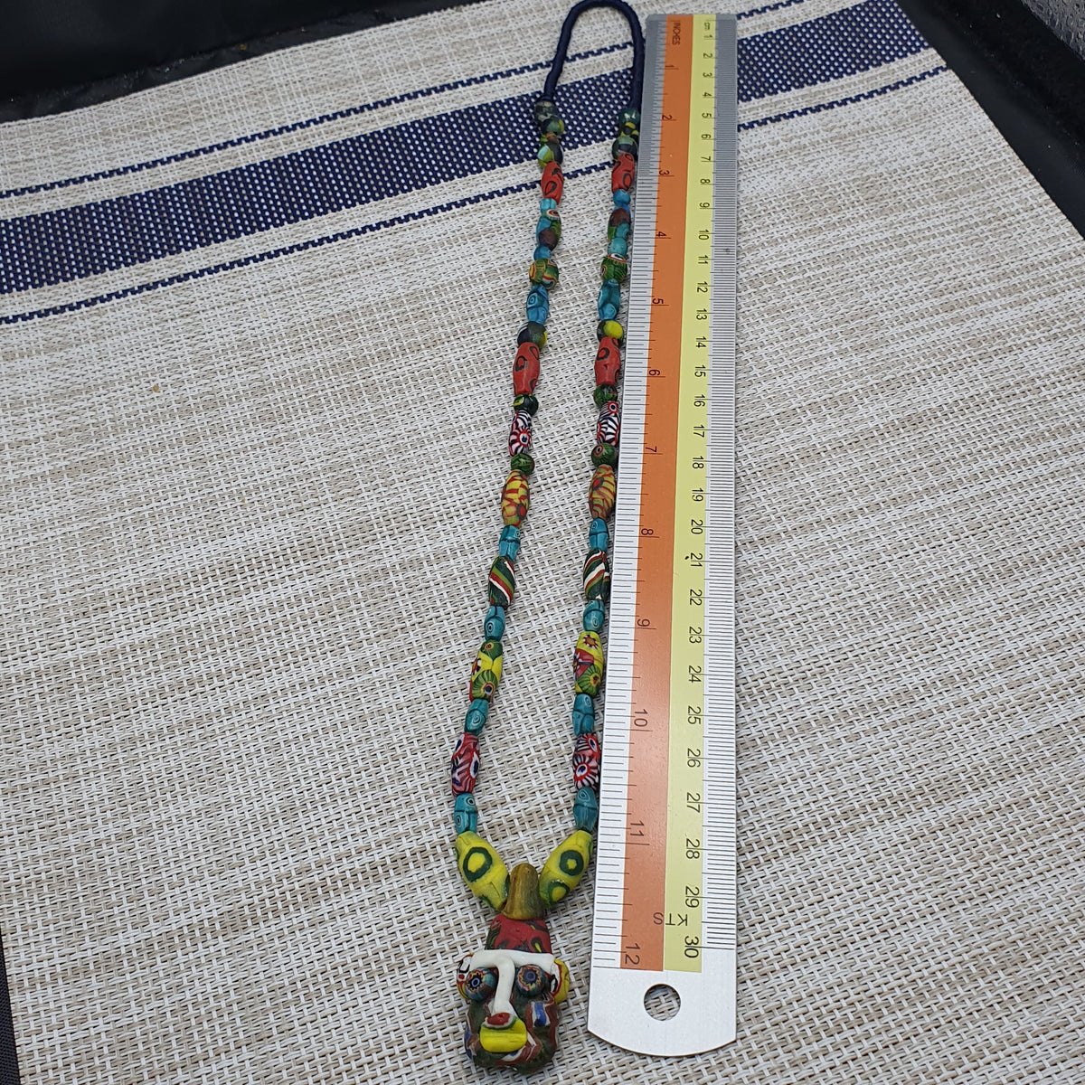 Collier avec pendentif en verre antique vénitien de style africain et verre ancien
